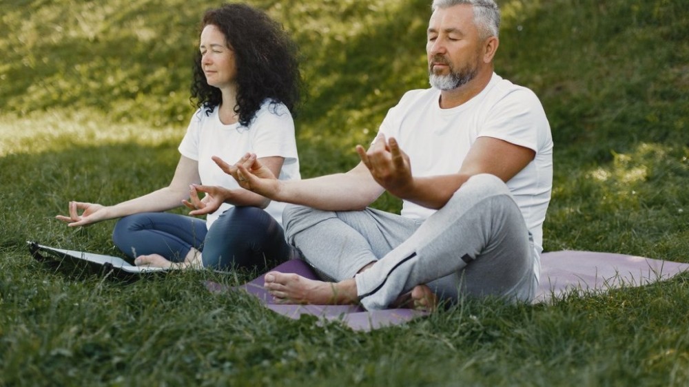 Confira 5 maneiras como a meditação pode ajudar no seu relacionamento
