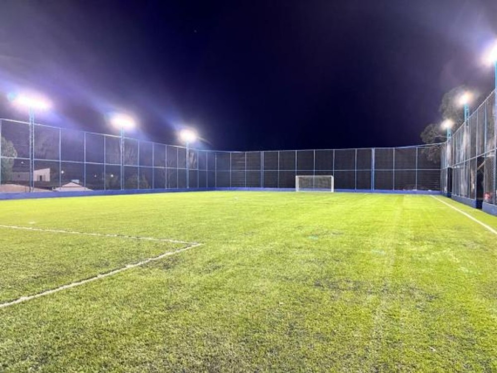 Prefeitura entrega campo sintético e parquinho de diversão no bairro São Domingos