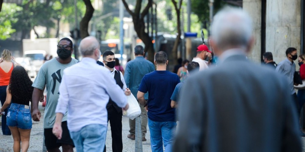 Esperança de vida ao nascer no Brasil fica em 75,5 anos em 2022