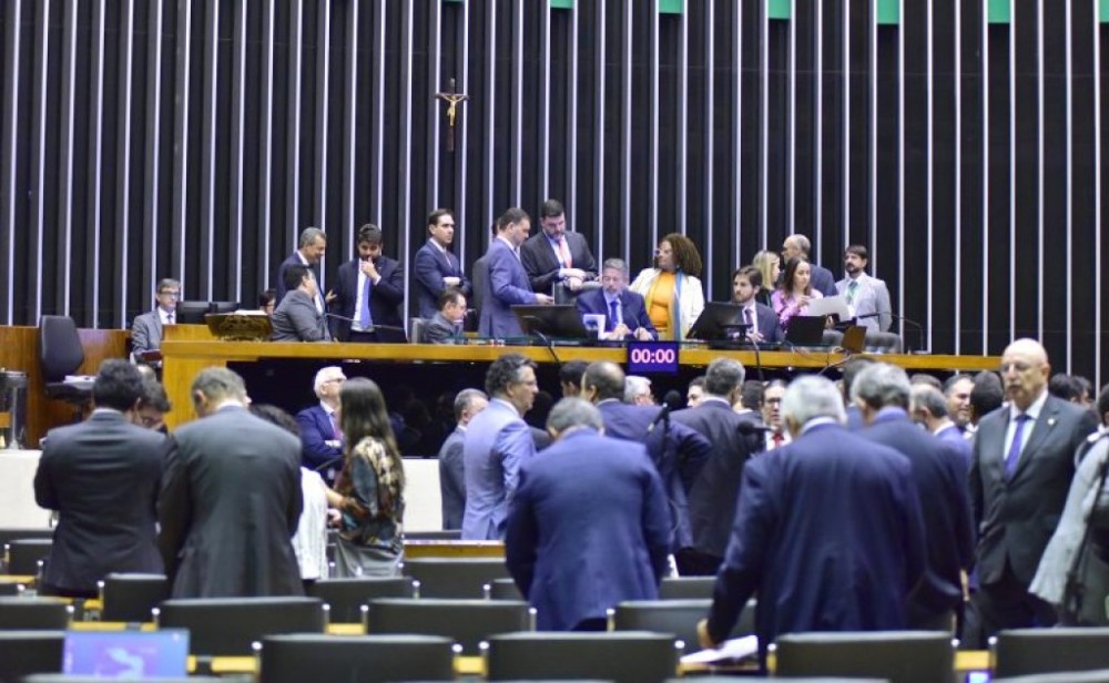 Câmara aprova exploração de energia eólica em alto mar, com reserva para carvão; acompanhe