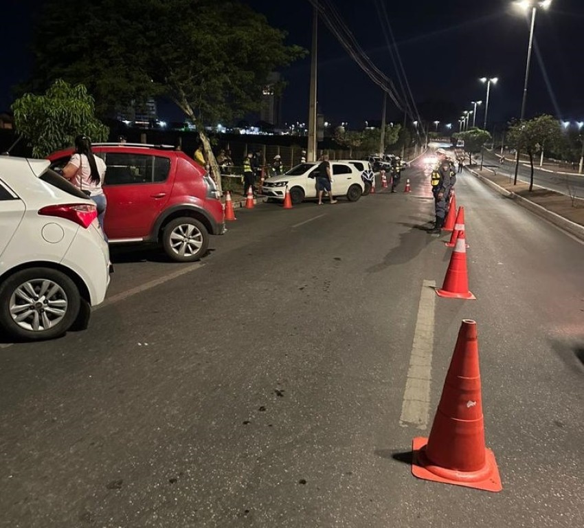 Blitz da Lei Seca na Avenida Miguel Sutil flagra 11 motoristas dirigindo embriagados