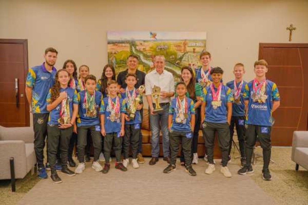 Medalhistas luverdendes do badminton comemoram resultados em competições nacionais e regionais