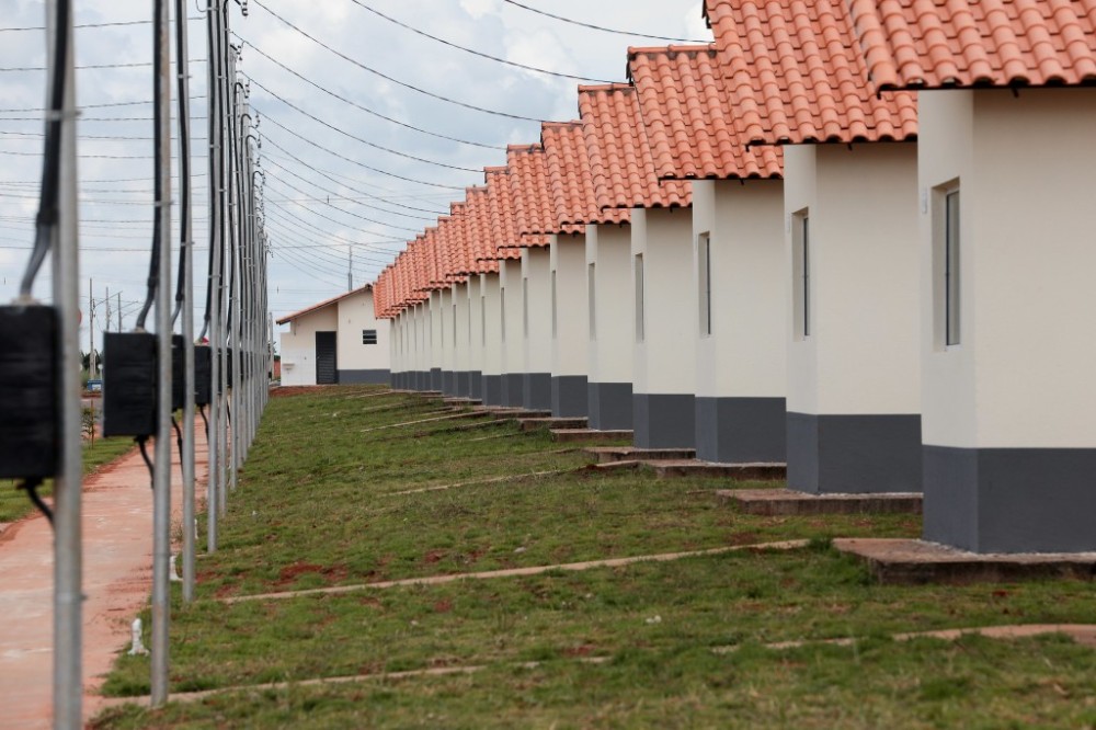 Prefeitura de Diamantino adere ao programa de subsídios para financiamento e doação de imóveis do Governo do Estado
