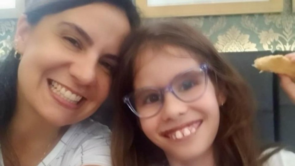 Clara, de 10 anos, tem síndrome rara que é confundida com o autismo