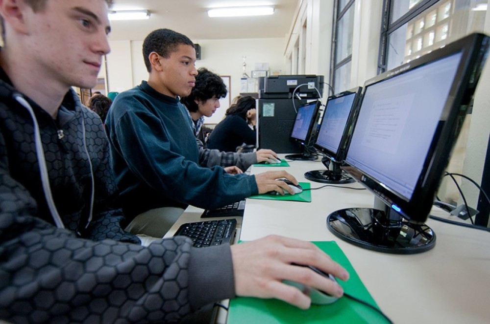 Comissão vota projeto que garante recursos para banda larga em escolas públicas