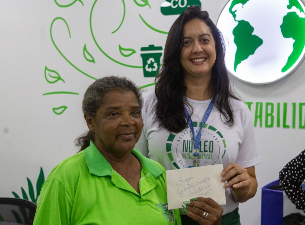 Judiciário entrega valor arrecadado em Bazar Solidário para Associação de Catadores