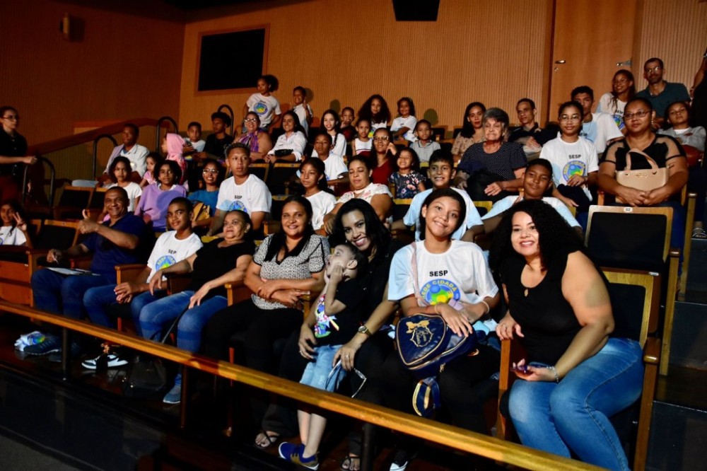 Espetáculo de balé encanta jovens do programa Rede Cidadã em noite de magia e inclusão social