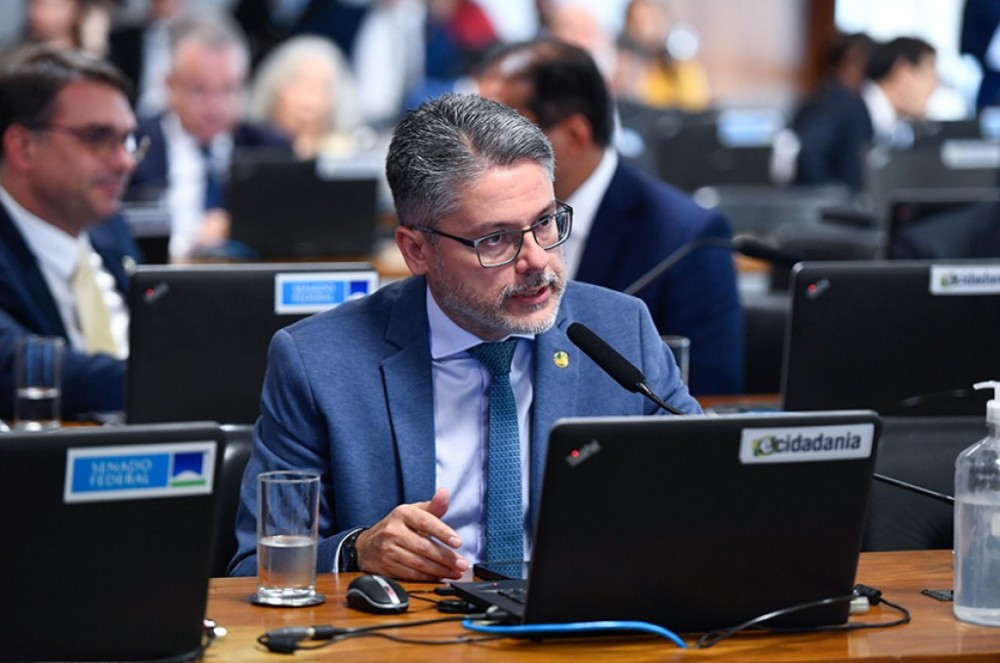 Projeto propõe inclusão do termo 'companheiro' no Código Penal