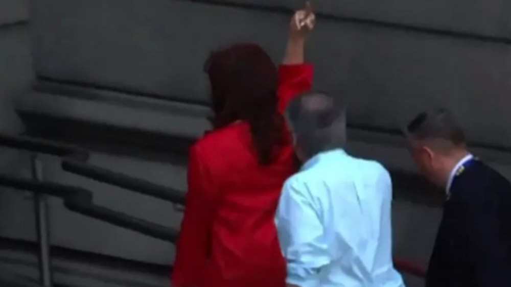 Vídeo: Kirchner é vaiada e faz gesto obsceno a apoiadores de Milei