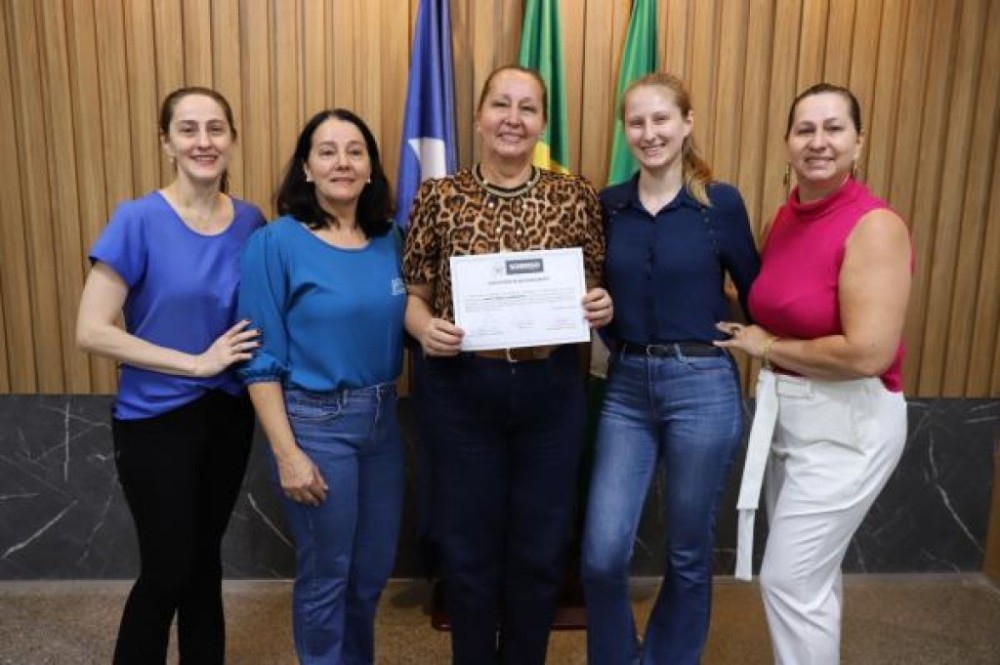 Sorriso enaltece trabalho da professora, escritora e poetisa Isolti Cossetin