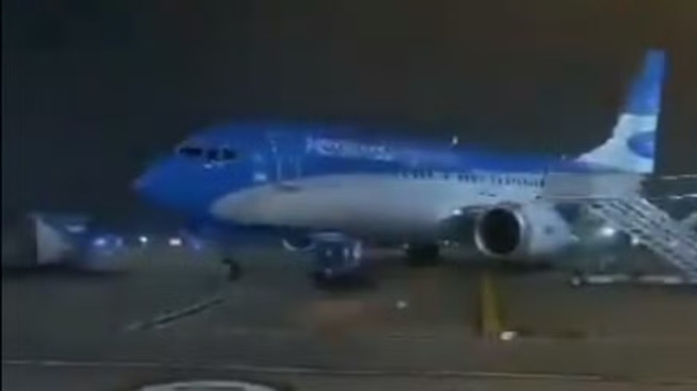 Vendaval destrói área de embarque e faz aviões girarem em Buenos Aires