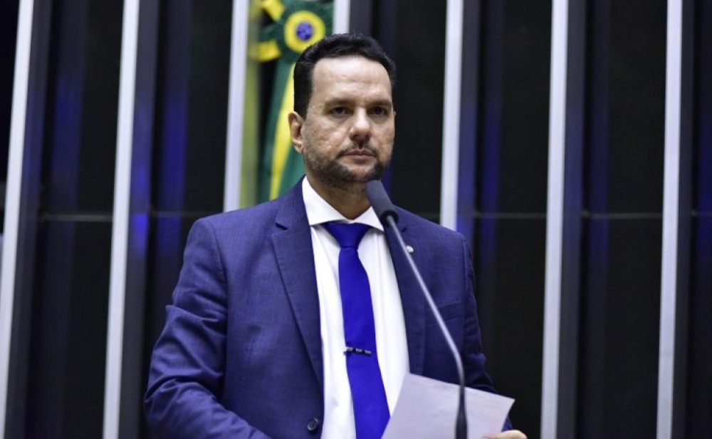 Comissão aprova multa para quem deixar menor de 12 anos sozinho em veículo ou área comum de condomínio