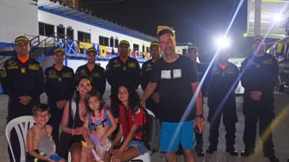 Família brasileira é resgatada de naufrágio pela marinha da Colômbia