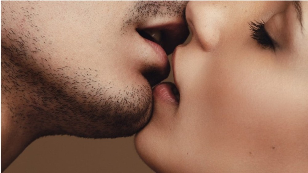 O que é Gouinage? Entenda como funciona o sexo sem penetração