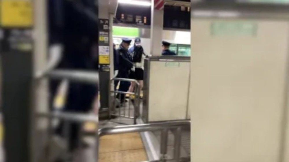 Japão: mulher é detida suspeita de esfaquear três pessoas em trem