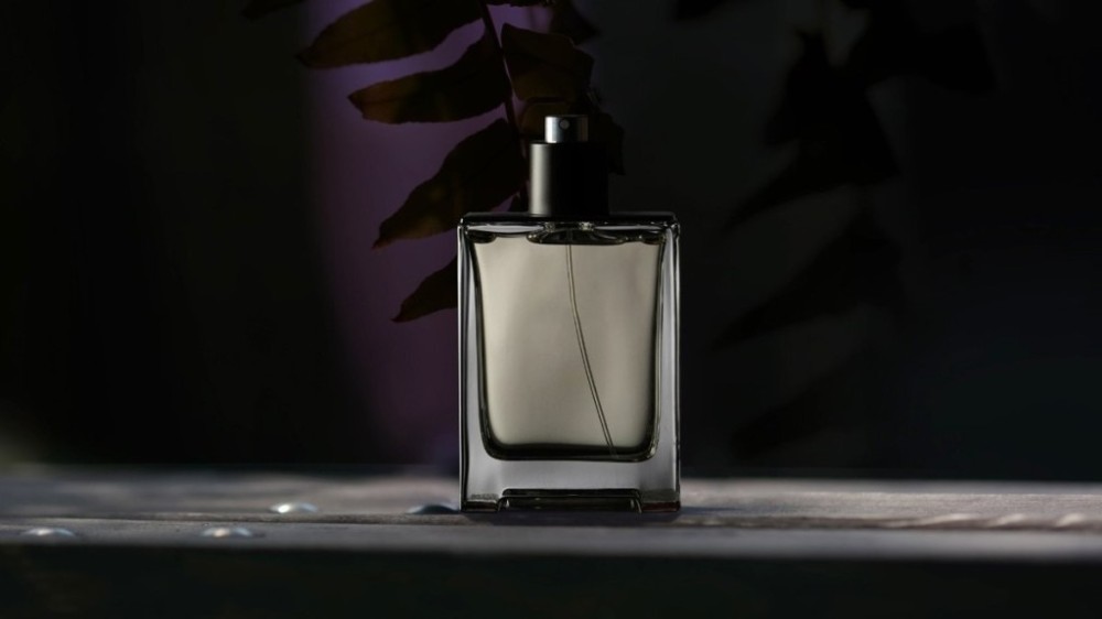 5 perfumes masculinos perfeitos para utilizar em noites quentes