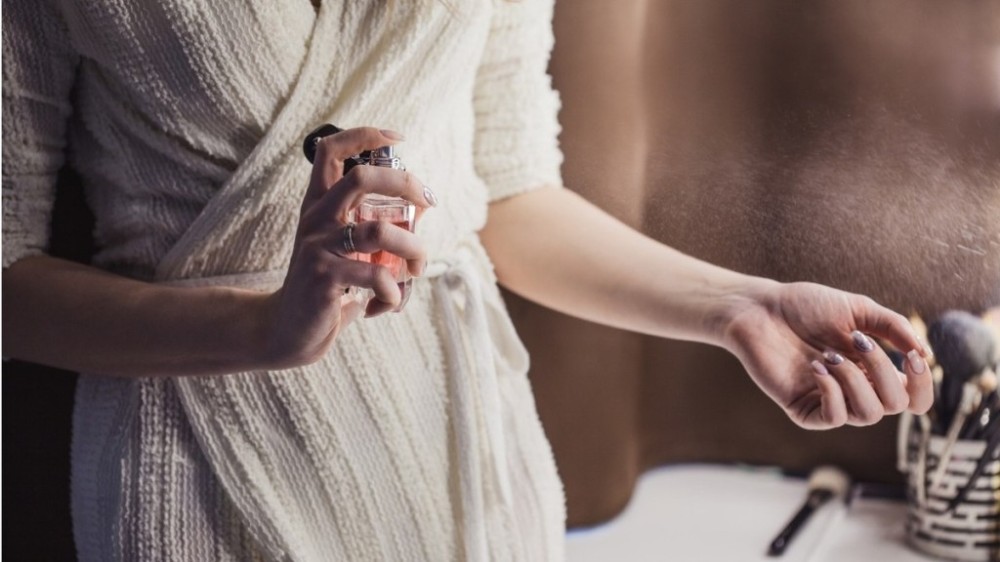 5 perfumes dos anos 90 que ainda estão em alta e são os favoritos das mulheres ricas