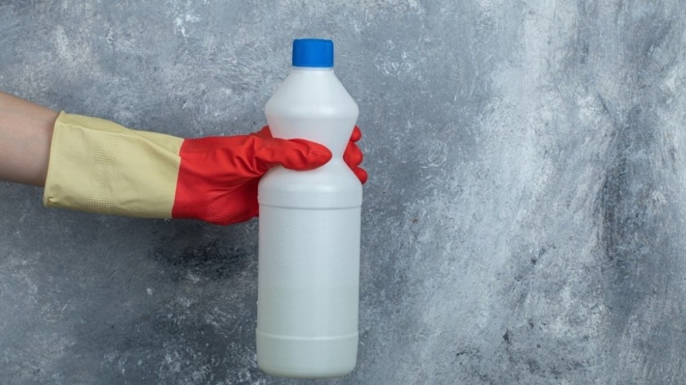 Água sanitária: conheça os riscos e cuidados que você deve ter ao usar o produto