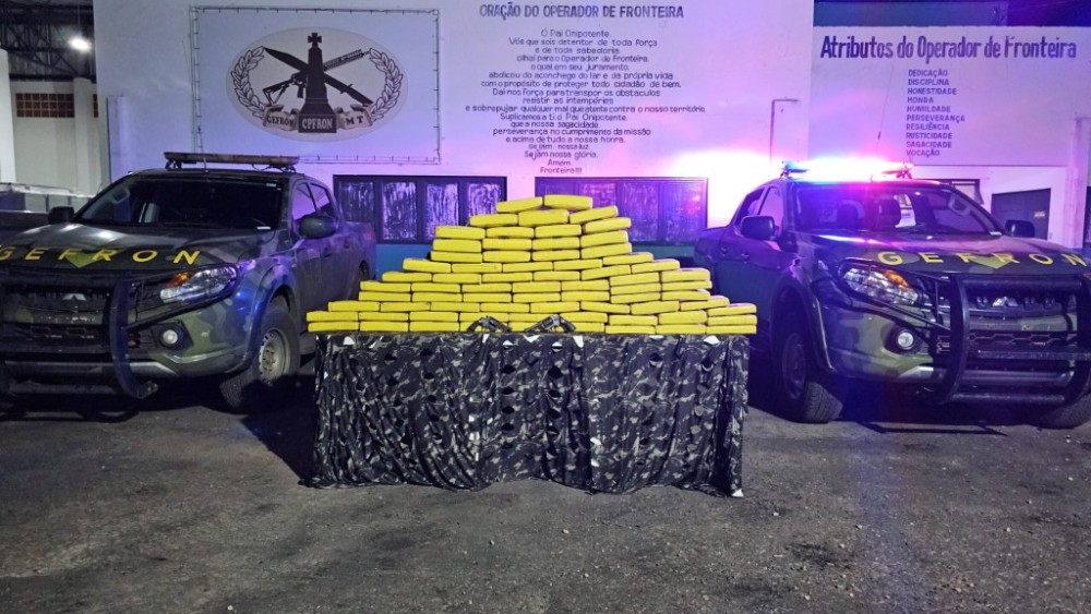 Gefron apreende 72 tabletes de maconha e armas de fogo em carro que circulava na fronteira