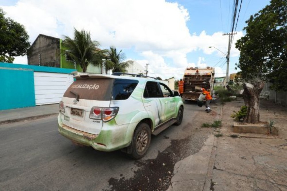 Limpurb realiza fiscalização em coleta de lixo diariamente; equipes monitoram em tempo real os caminhões em atendimento
