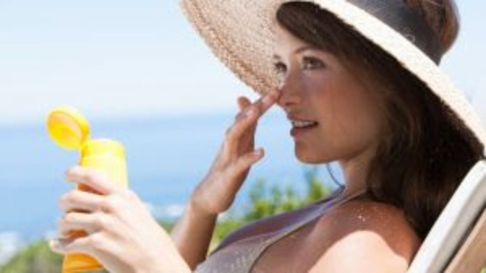 Dermatologista dá dicas de como evitar manchas na pele no verão
