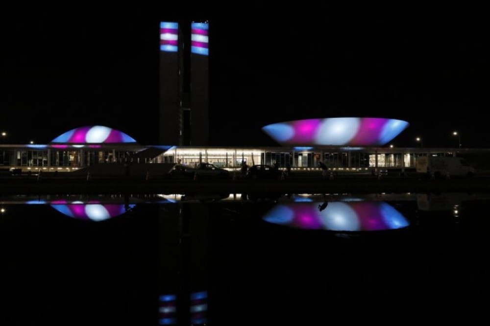 Iluminação do Congresso celebra dia da visibilidade trans