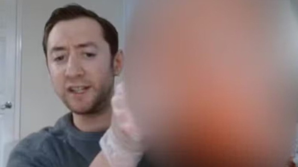 Homem decapita pai e exibe cabeça no YouTube ao criticar Joe Biden