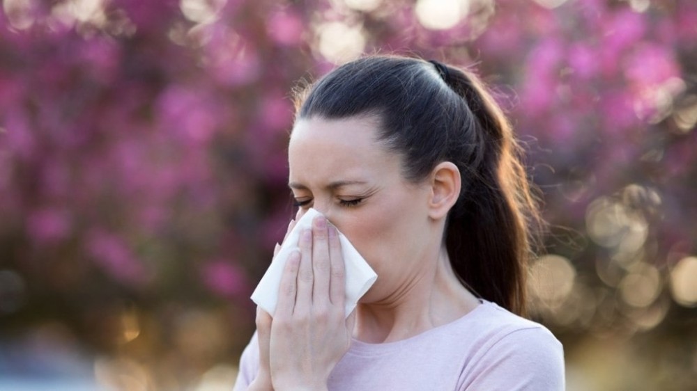 Entenda por que perfumes podem causar alergia e o que fazer para evitar