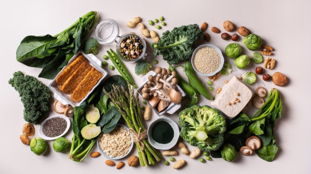 5 alimentos que pioram os sintomas da menopausa e você deve evitar