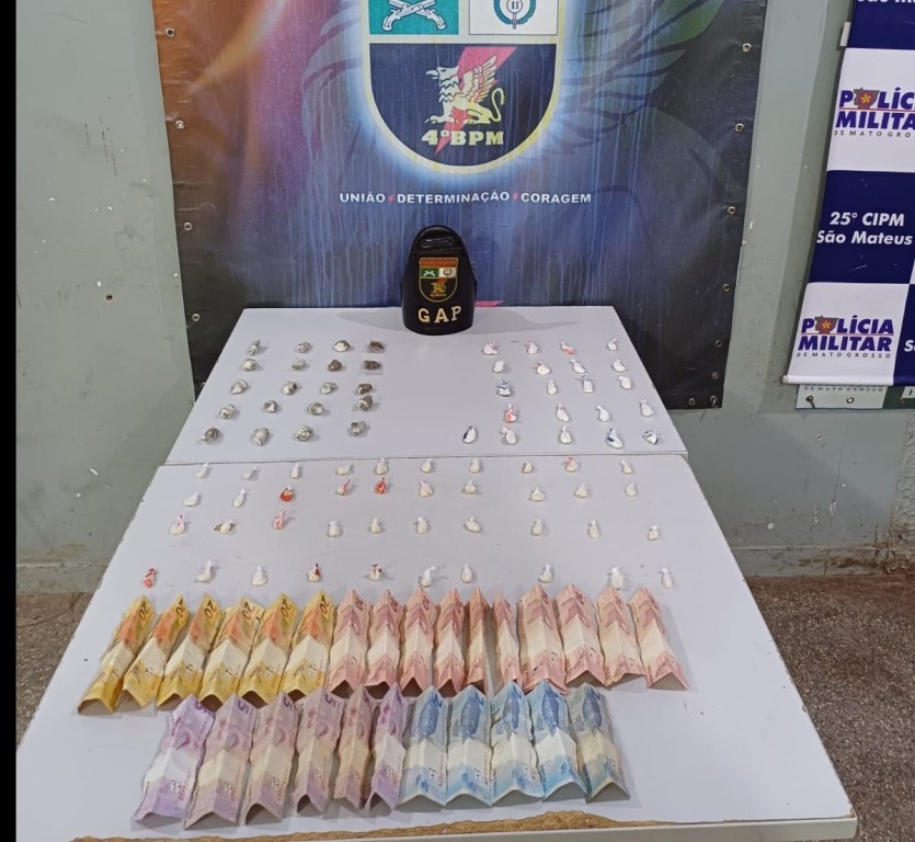 Polícia Militar prende suspeitos por tráfico e apreende 80 porções de drogas escondidas em terreno baldio