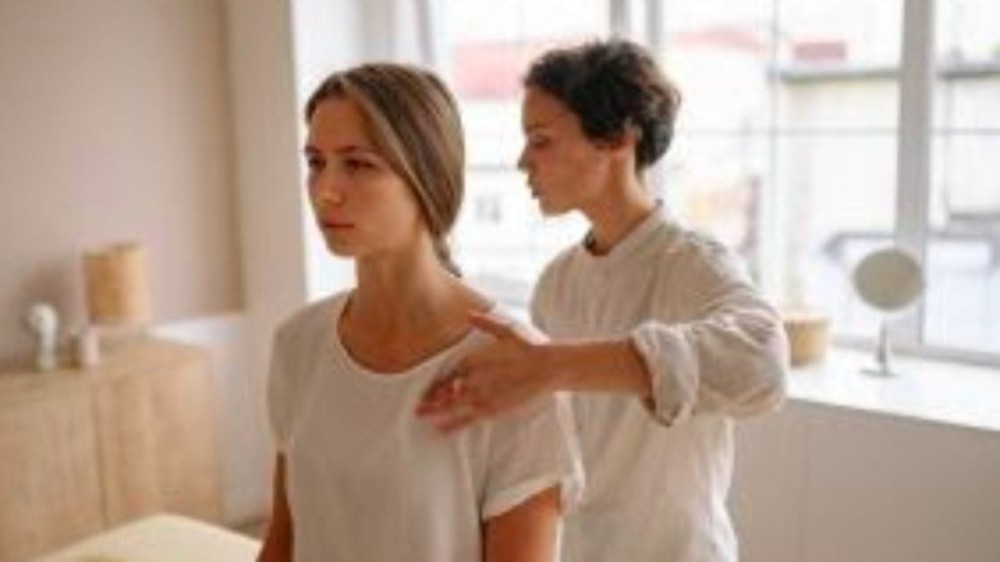 Microfisioterapia pode curar cicatrizes profundas com toque suave