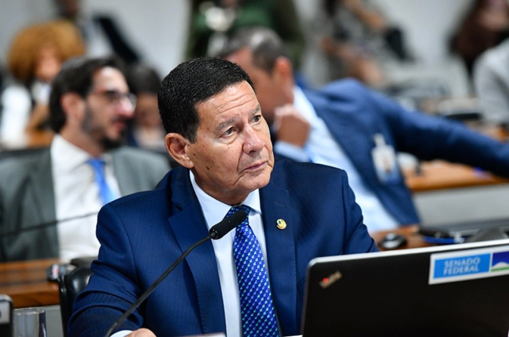 Comissão adia análise de projetos e discute requerimentos