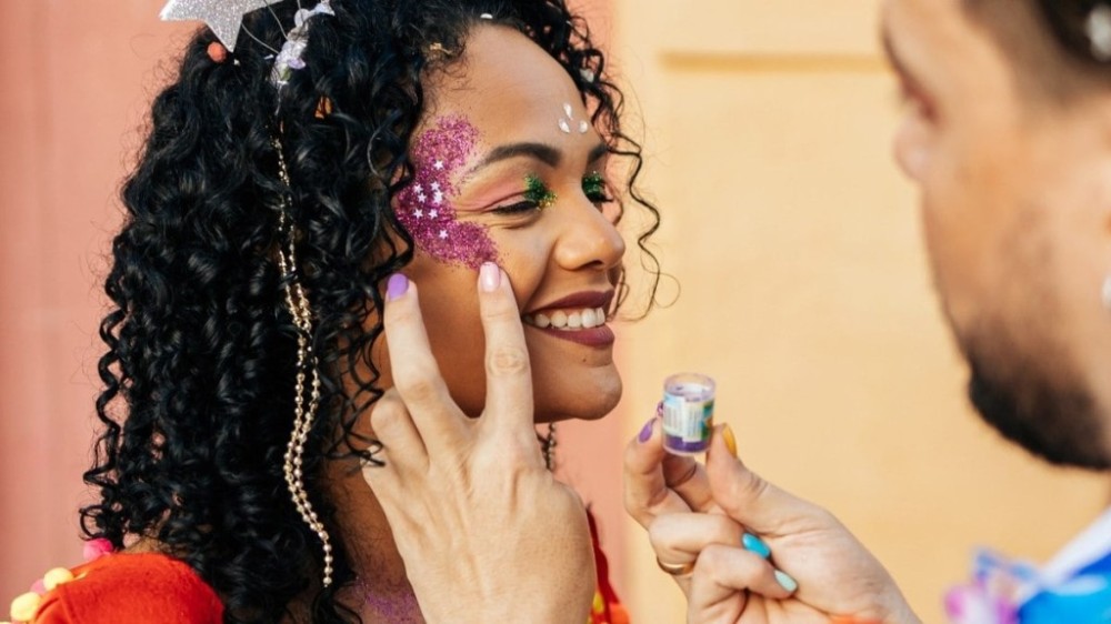Glitter no Carnaval: veja como aplicar e os cuidados necessários