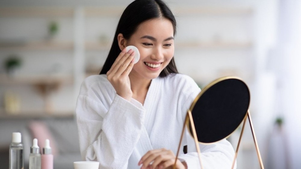 Como tirar maquiagem do rosto? 7 passos fundamentais