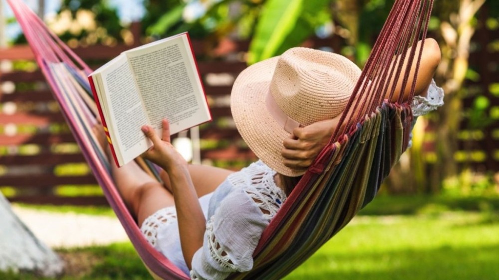 5 livros perfeitos para quem quer fugir da folia do Carnaval