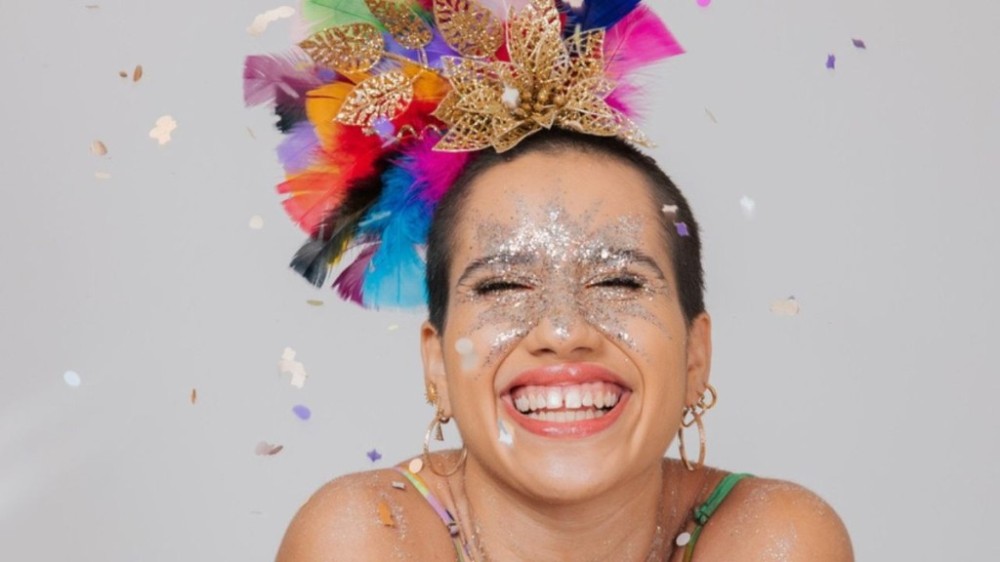 Abusou do glitter? 5 dicas para tirá-lo dos cabelos após o Carnaval