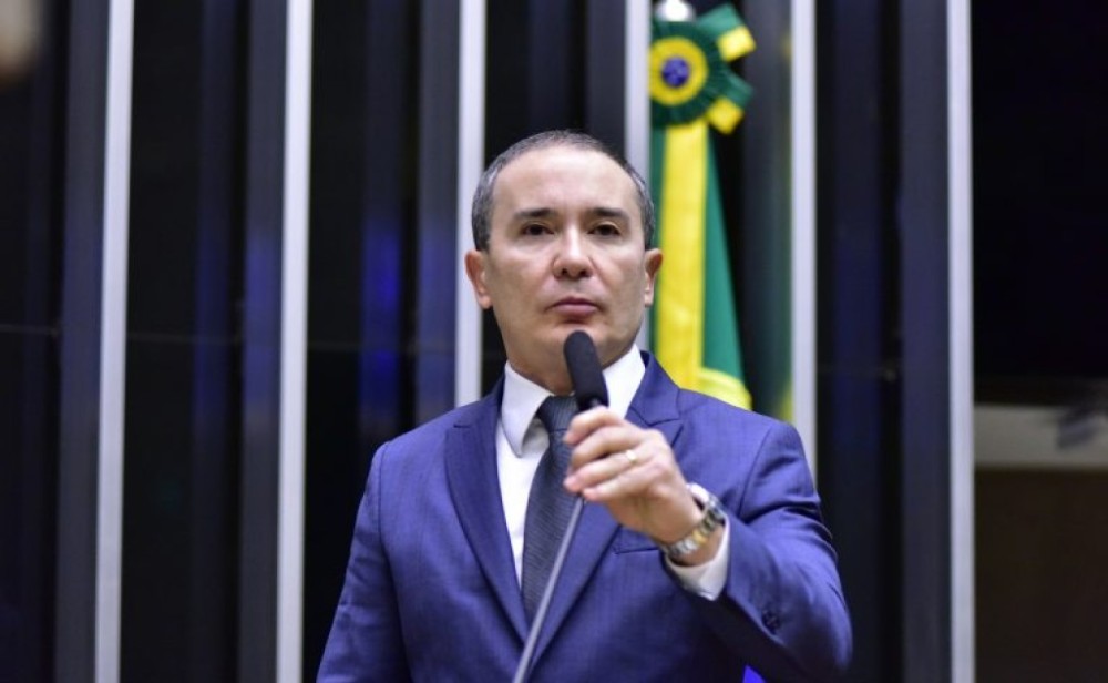 Projeto torna ato de improbidade autorizar salário acima do teto constitucional