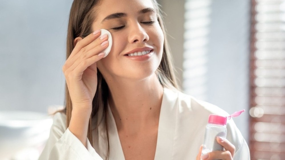 Água micelar e demaquilante: qual a diferença entre os dois produtos?