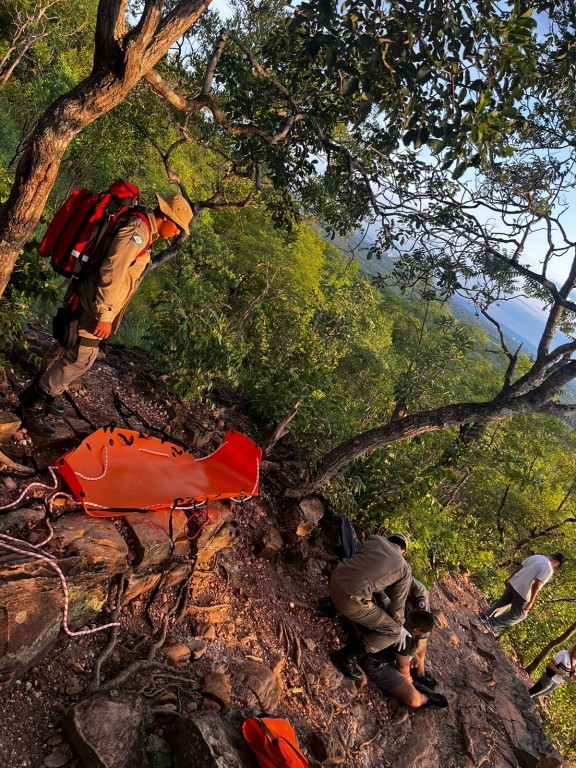 Corpo de Bombeiros Militar resgata jovem no Morro de Santo Antônio de Leverger