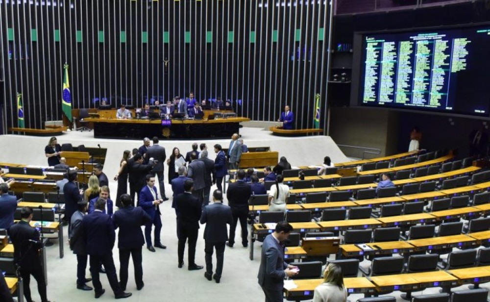 Deputados analisam projeto que exige certidão criminal negativa para quem trabalha com crianças; acompanhe
