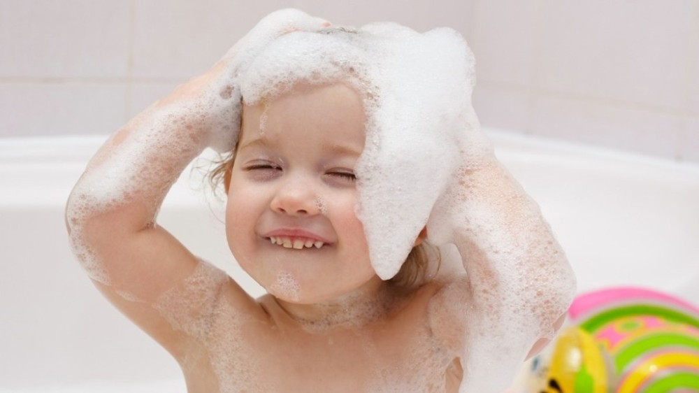 Por que shampoo de bebê não arde o olho?