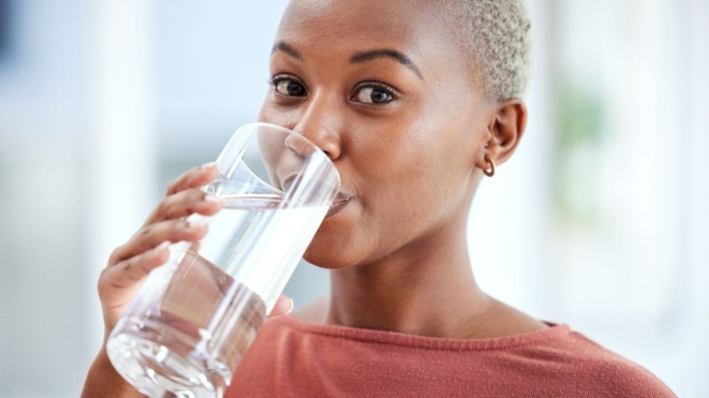 Beber água antes de comer ajuda a perder peso? Confira