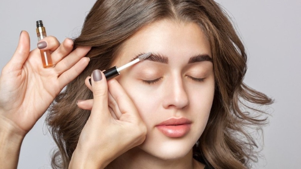 Gel para sobrancelha: 5 melhores opções para definir e preencher falhas
