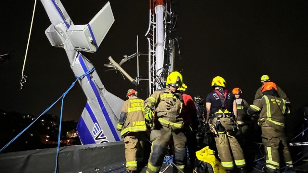 Colômbia: helicóptero cai com turistas e fica preso em antena