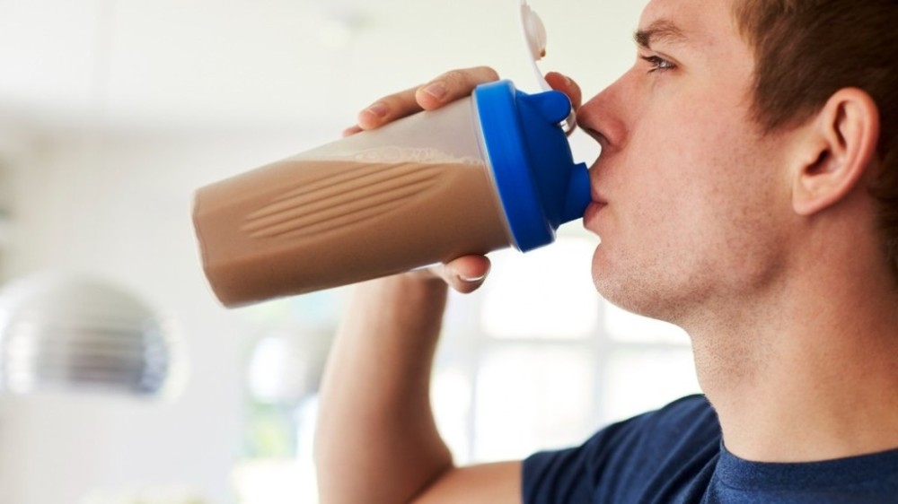 Whey protein: especialista explica se é preciso treinar para tomar suplemento