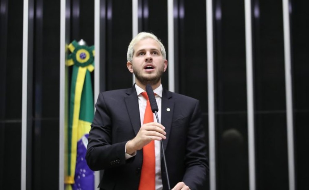 Projeto proíbe operadoras de cancelar celular de beneficiários de programas sociais por falta de recarga