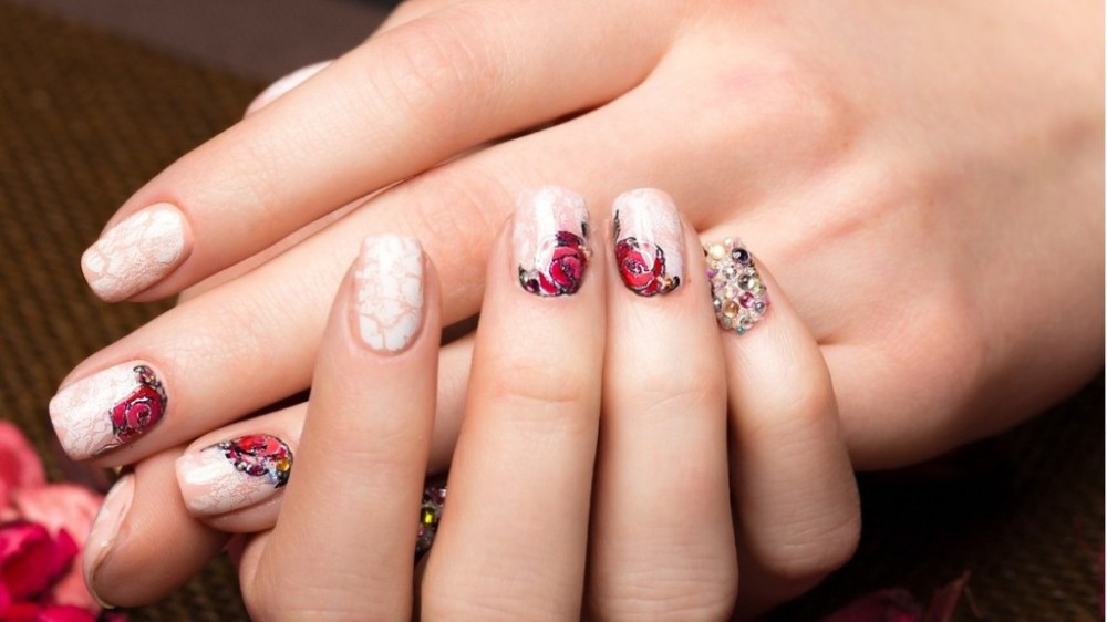 Como fazer unhas decoradas inspiradas em flores