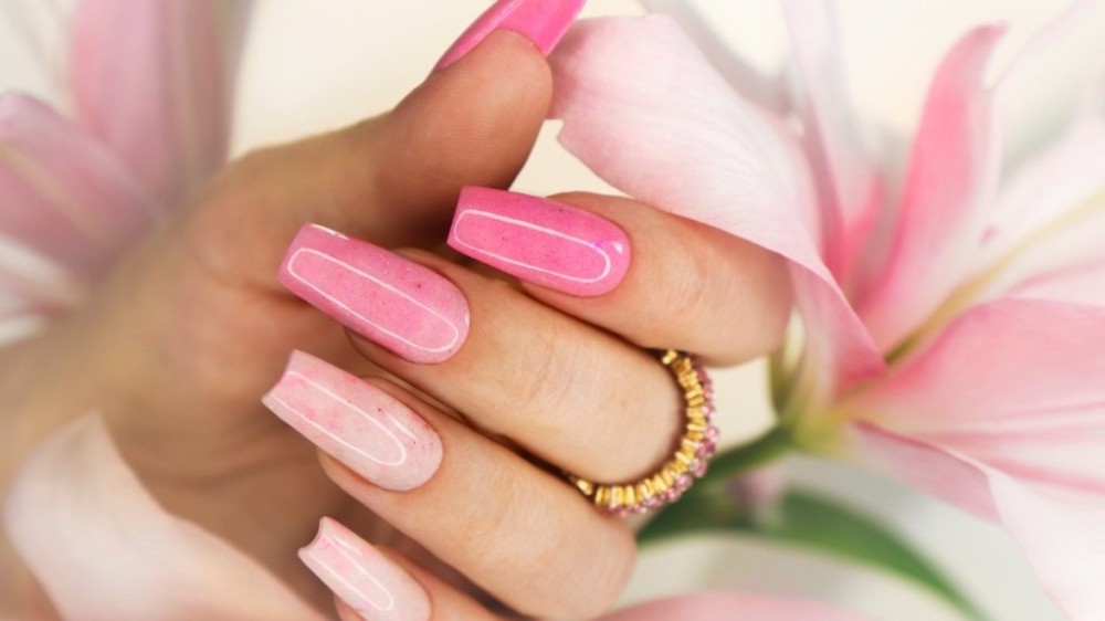 5 vantagens e 5 desvantagens de usar unhas postiças