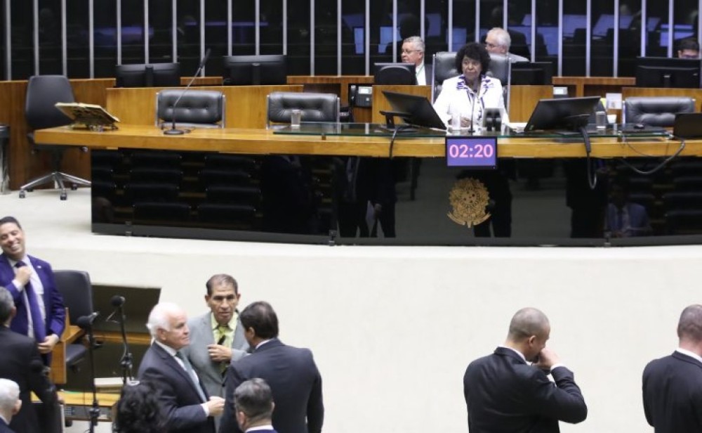 Câmara aprova reconhecimento a empresa que contratar mulheres com câncer de mama; acompanhe