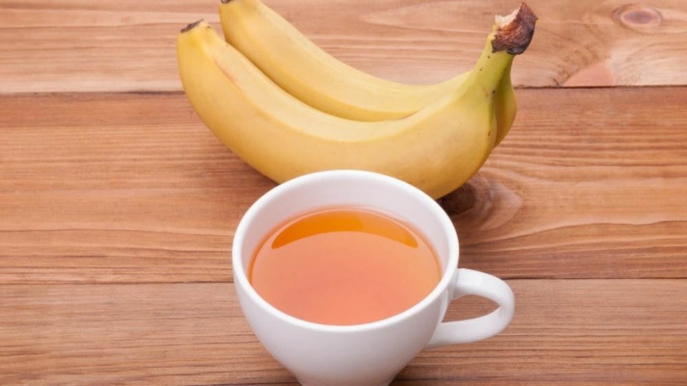 Chá de banana acelera metabolismo? Veja 5 benefícios e como fazer